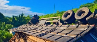 Carreta tombou BR 424