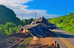 Carreta tombou BR 424