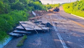 Carreta tombou BR 424