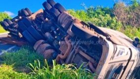 Carreta carregada de madeira tomba na BR-424 entre Arcoverde e Pedra