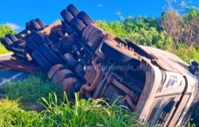 Carreta tombou BR 424