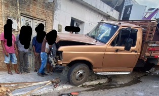 Caminhão desgovernado em Tupanatinga 