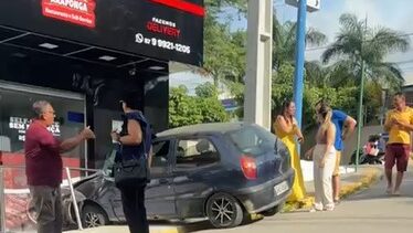 Carro invade restaurante no centro de Arcoverde e causa danos materiais