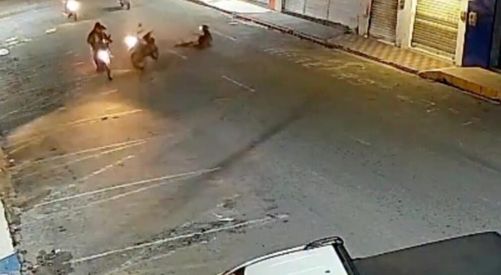 Acidente entre motociclistas é registrado por câmeras de segurança em Venturosa