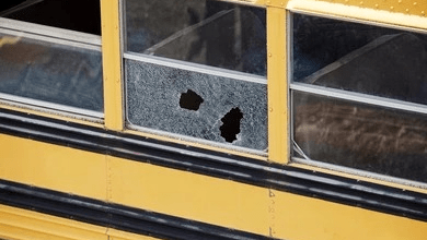 Estudante depreda ônibus escolar após não conseguir embarcar por superlotação em Arcoverde