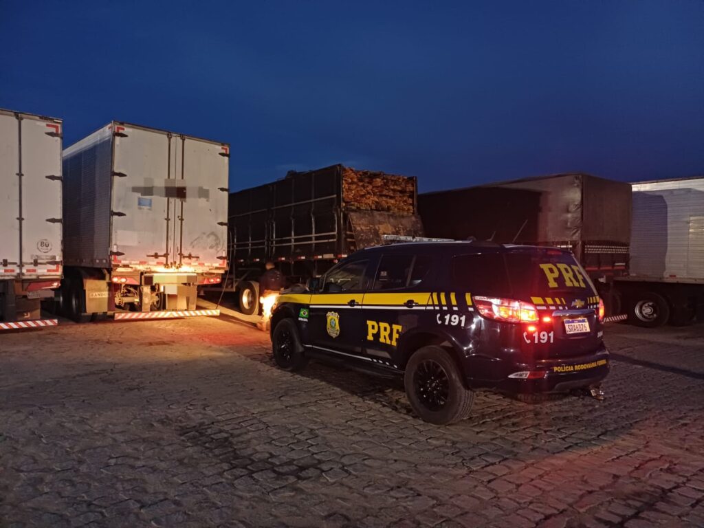 PRF apreendeu madeira em Sertânia 