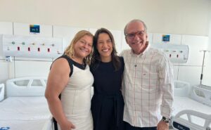 Regina da Saúde participou da entrega, da reforma de duas alas de enfermaria e da Sala Vermelha do Hospital da Restauração