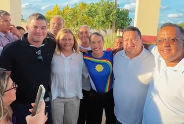 Regina da Saúde acompanha Raquel Lyra pelo Agreste