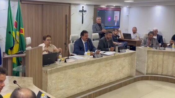 Câmara de Arcoverde vive sessão com crise política, pressão popular e debates sobre economia e causa animal