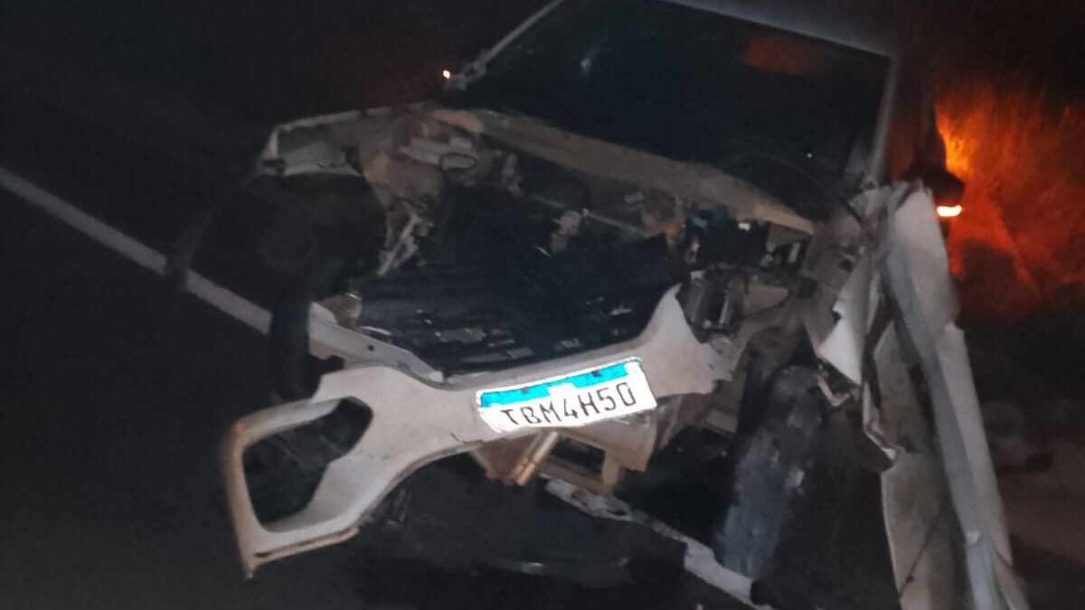 Casal fica ferido após carro colidir com cavalo na PE-265, em Sertânia