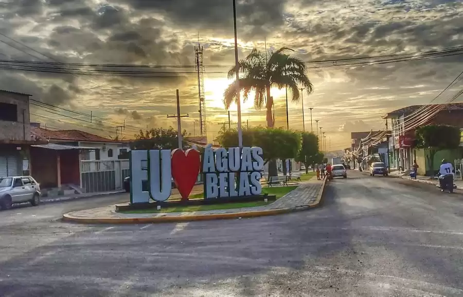 Criança em moto em Águas Belas