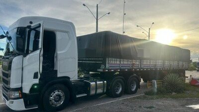 PRF flagra crime ambiental e apreende carga de madeira na BR-232, em Sertânia