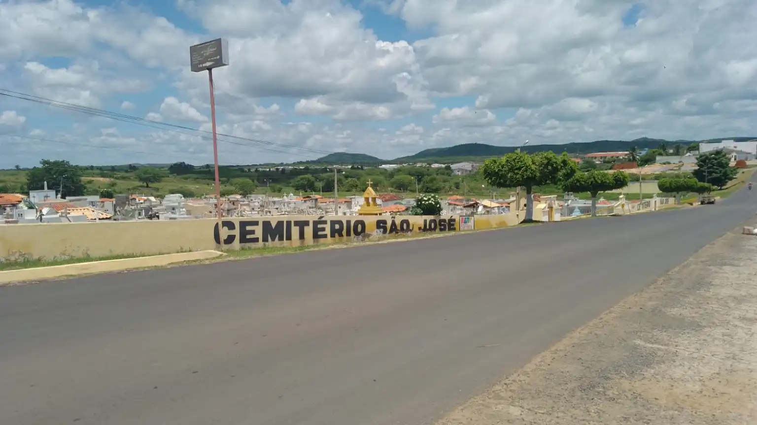 MP aciona Justiça contra Prefeitura de Custódia por irregularidades em cemitérios