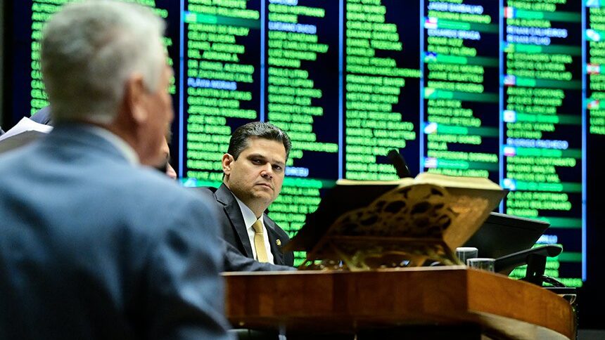 Congresso derruba veto e possibilita redução de penas pelo 8 de janeiro