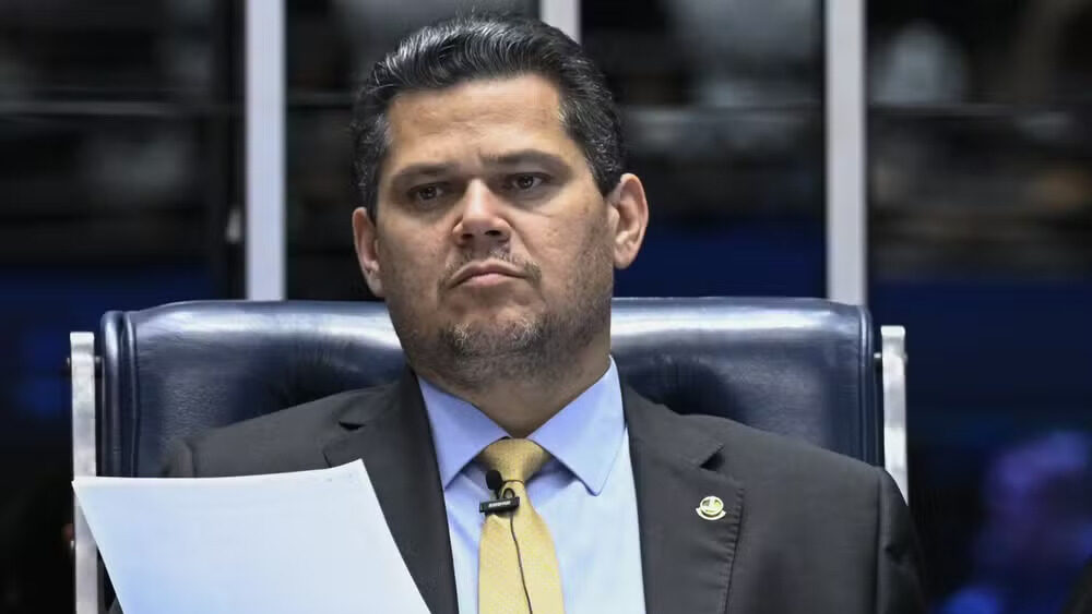 Alcolumbre faz manobra para reduzir pena de Bolsonaro