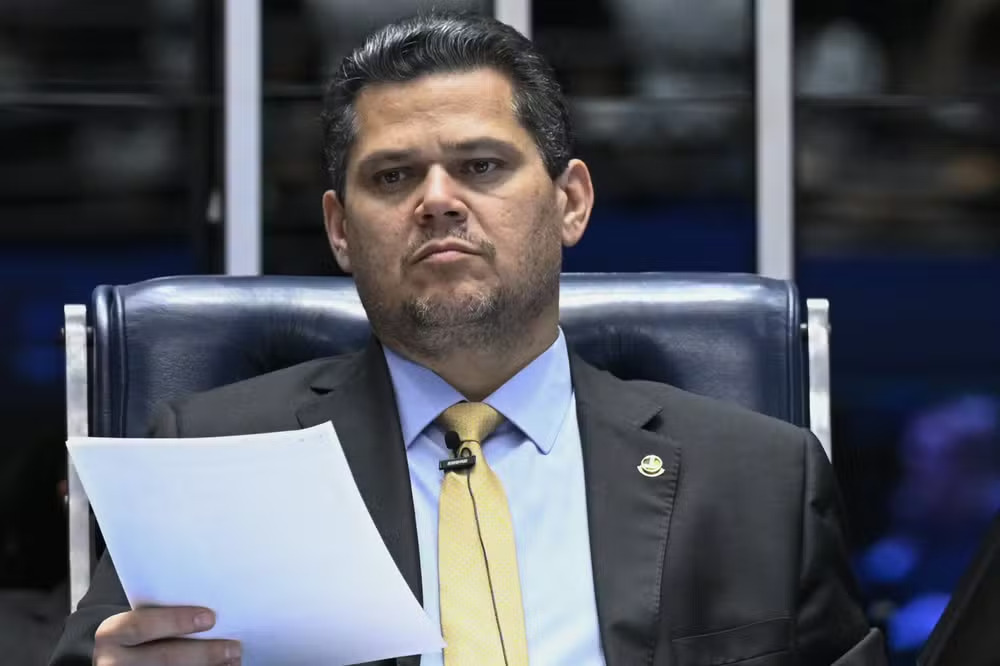 Alcolumbre manobra pena de Bolsonaro