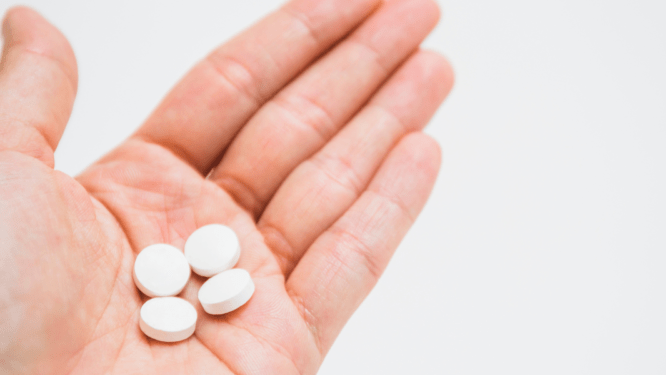 Dipirona segue liberada no Brasil, mas divide regulações no mundo