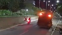 VÍDEO: Trabalhador da coleta de lixo é atingido por moto em Arcoverde