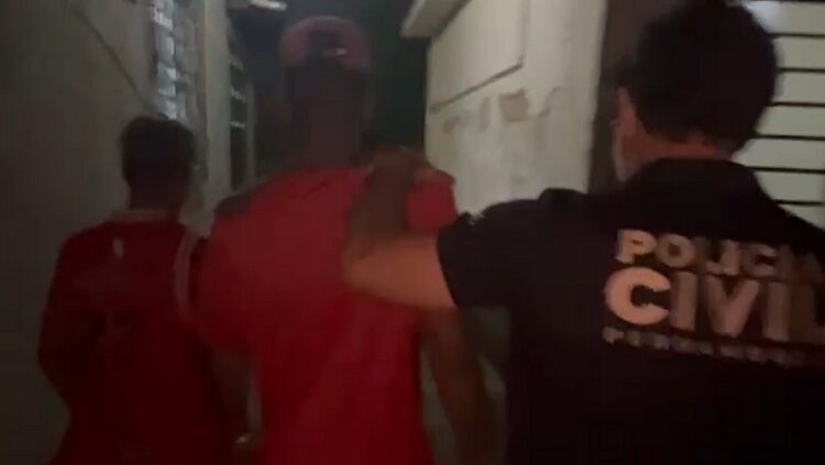Polícia prende suspeito e apreende menor por envolvimento em homicídio em Sertânia