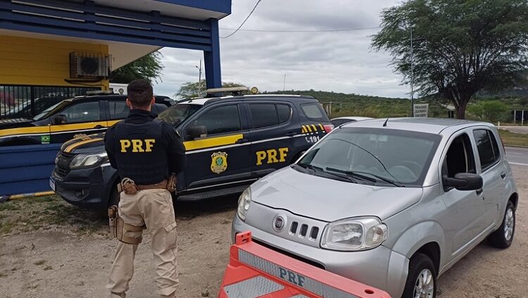 PRF recupera carro furtado na BR-232 e detém motorista em Sertânia
