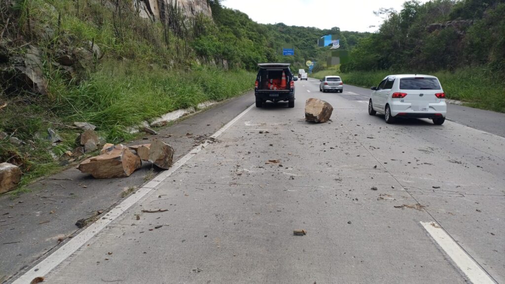 Deslizamento de pedras BR-232