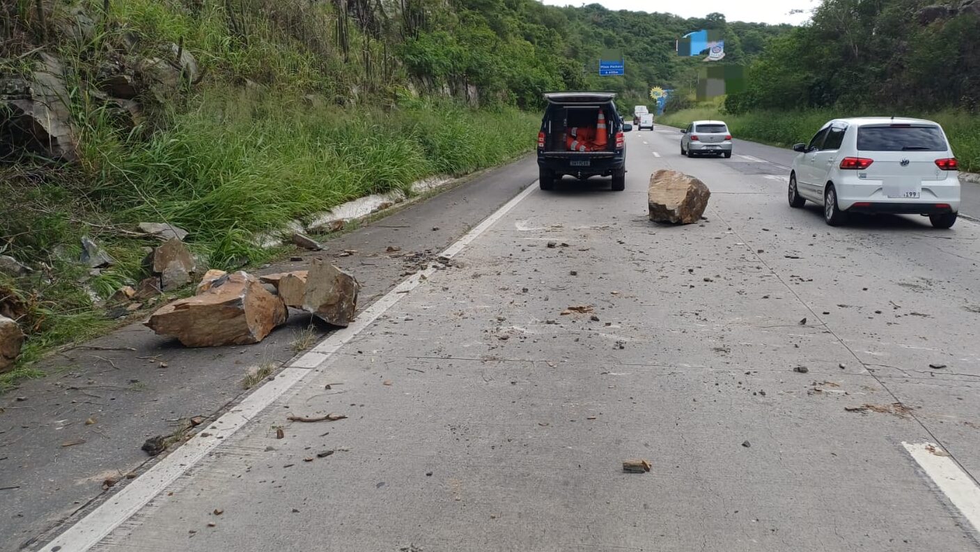Deslizamento de pedras interdita parcialmente trecho da BR-232 em Gravatá