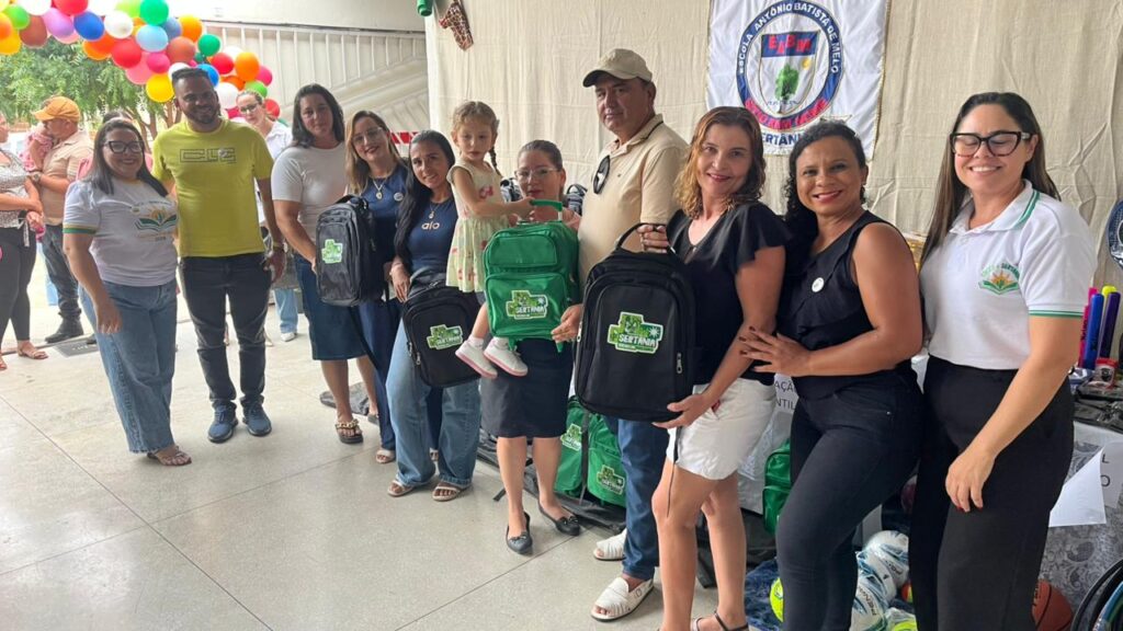 Entrega de kits escolares em Sertânia