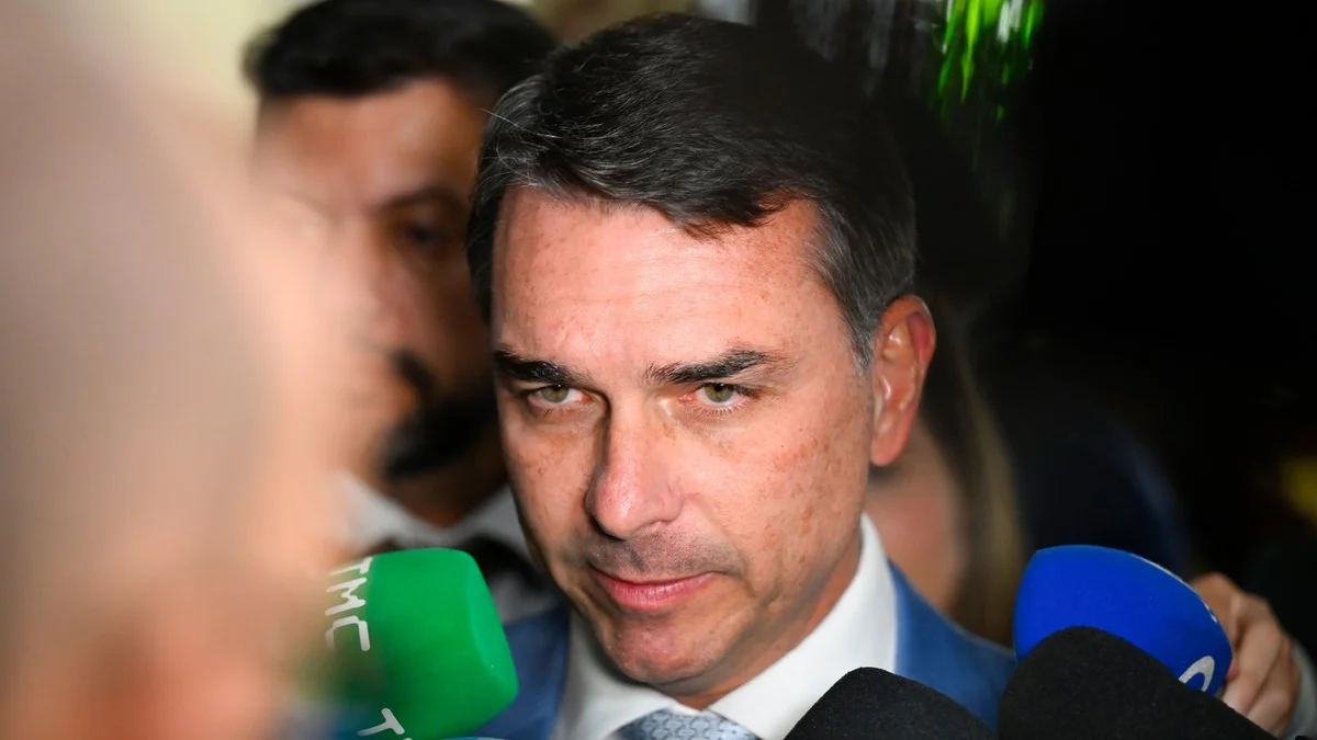 Filiação de Flávio Bolsonaro ao Missão vira alvo de acusações e investigação