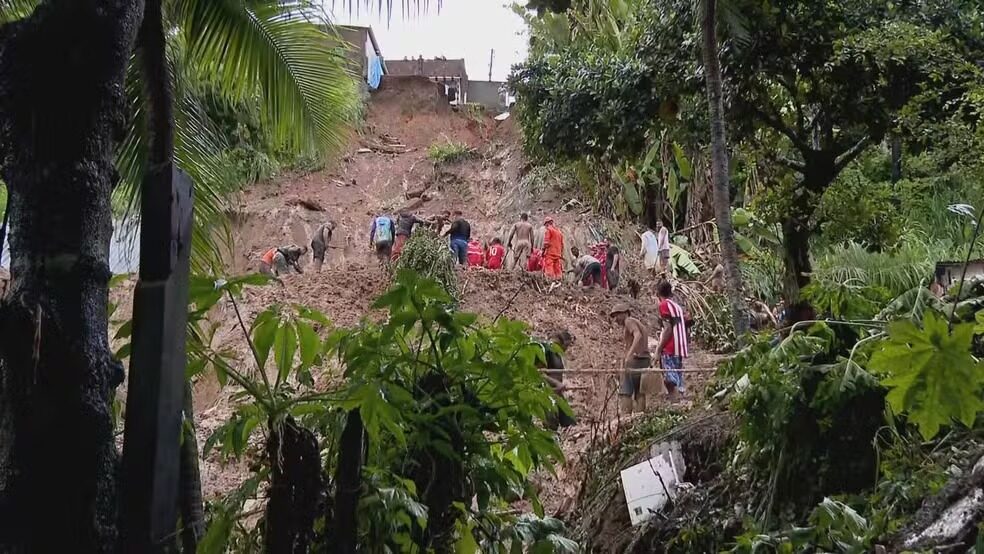 Chuvas intensas em Pernambuco deixam mortos, desalojam centenas e mobilizam forças federais
