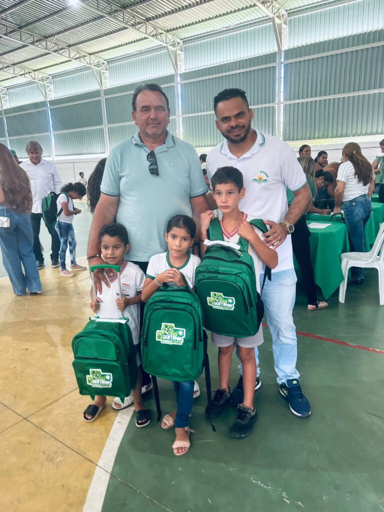 Entrega de kits escolares em Sertânia