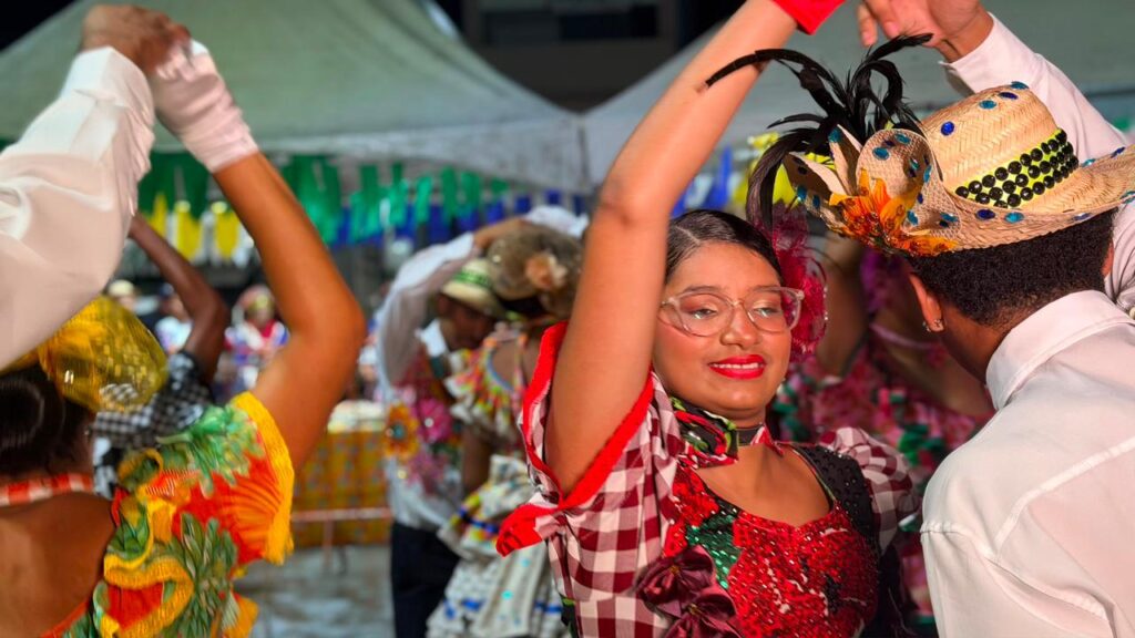 Quadrilha junina no Pesqueira no Maior Beiju de Rolo do Mundo