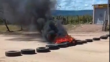 VÍDEO: Protesto cobra estrada em Santo Antônio do Tará, na Pedra
