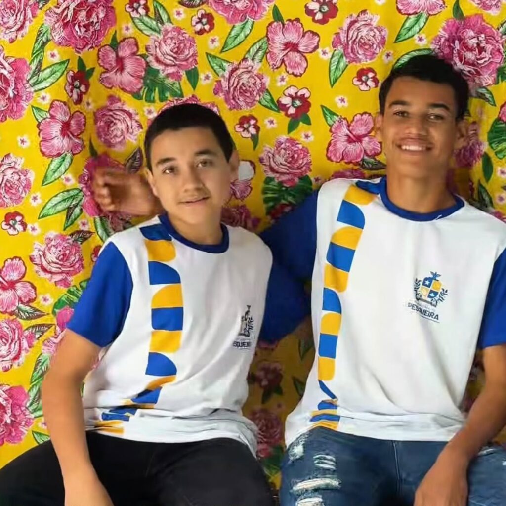 Prefeitura de Pesqueira tênis aos estudantes