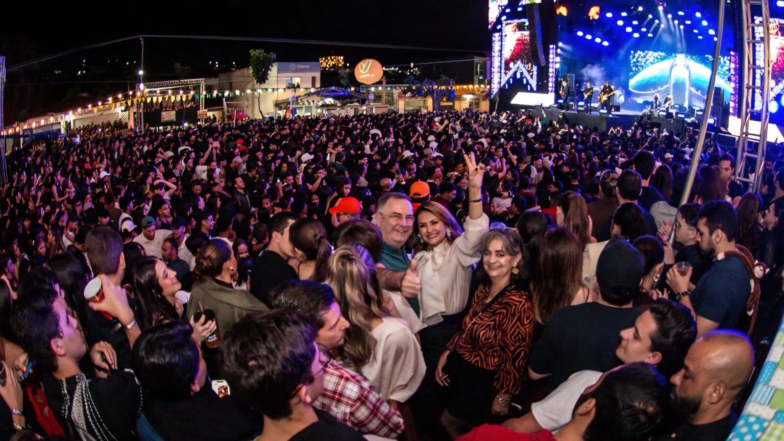 Zeca encerra São João de Arcoverde com pátio lotado e show de Matheus & Kauan