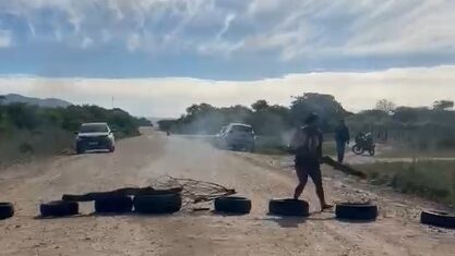 VÍDEO: Moradores da Pedra cobram resposta do Governo de PE em protesto