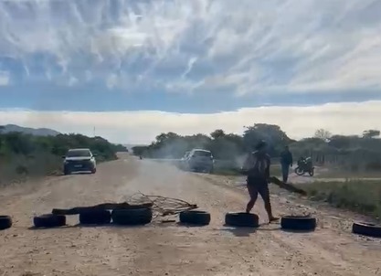 Moradores realizaram protesto na Pedra