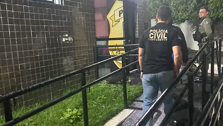 Operação da Polícia Civil prende mulher e apreende adolescente por tentativa de homicídio em Sertânia