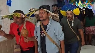 VÍDEO: Indígenas Kambiwá ocupam GRE de Arcoverde e cobram contratação de profissionais para escolas da comunidade