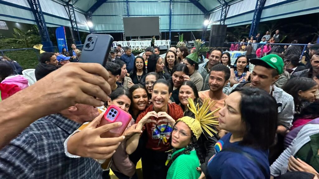 Raquel Lyra foto com estudantes