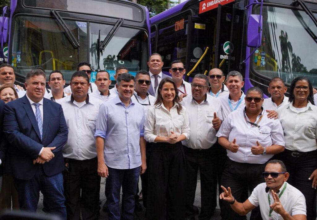 Raquel Lyra entrega 40 novos ônibus para a RMR e participa da formatura de 182 novos oficiais da PMPE