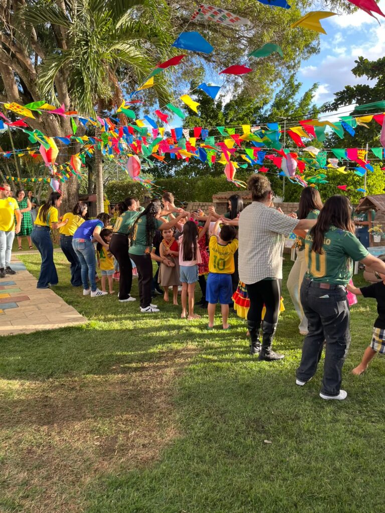 Crianças participam de quadrilha junina no IAN