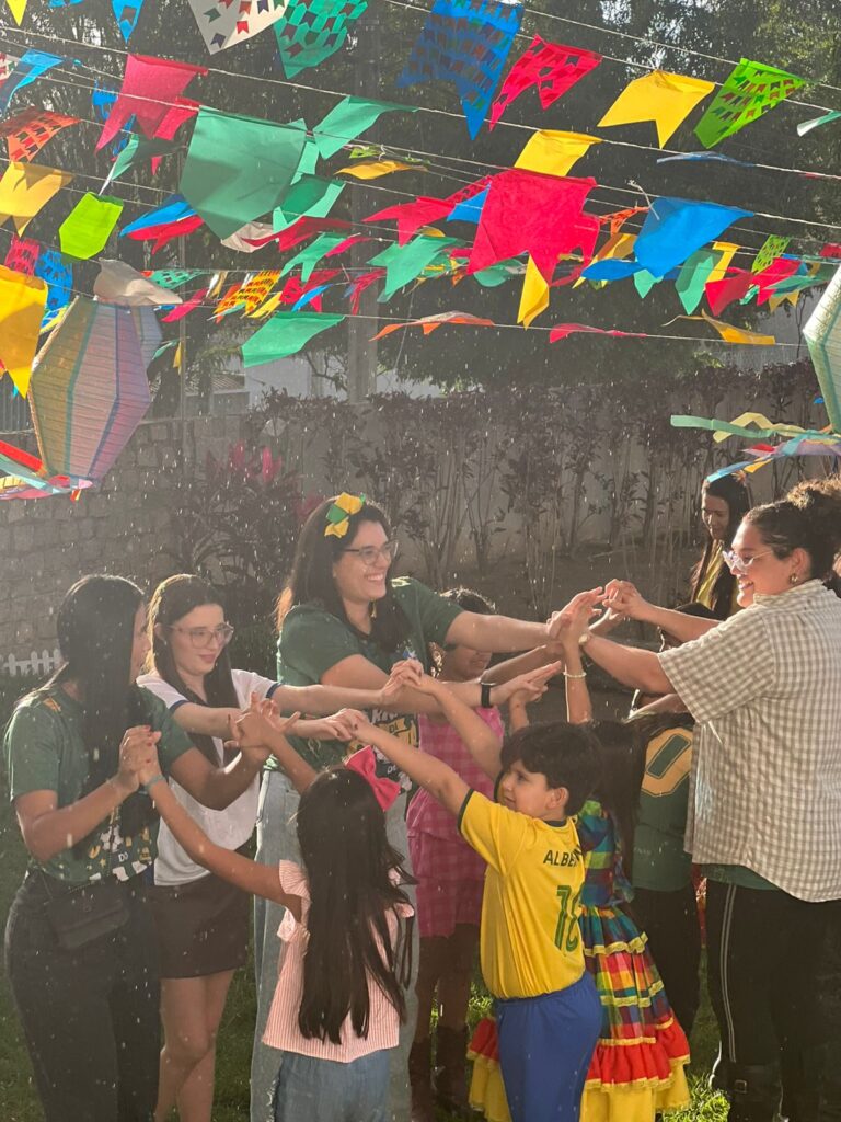 Crianças participam de quadrilha junina