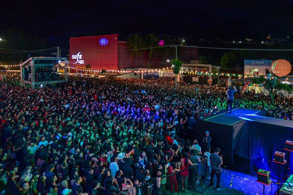 Apresentação de Natanzinho Lima em Arcoverde
