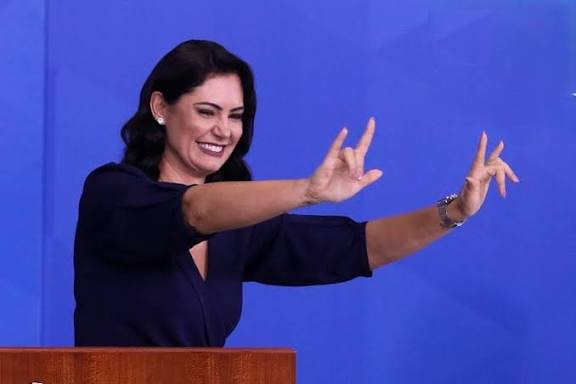 Michelle Bonsonaro exalta política do governo Lula e provoca reação entre bolsonaristas