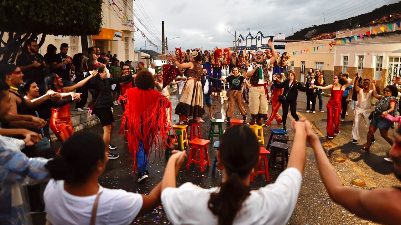 VÍDEO: Trupe Pernambuco Meu País leva arte às ruas e abre programação do festival em Pesqueira
