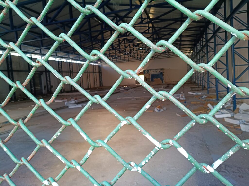 Obra do mercado segue inacabada e comerciantes cobram solução.