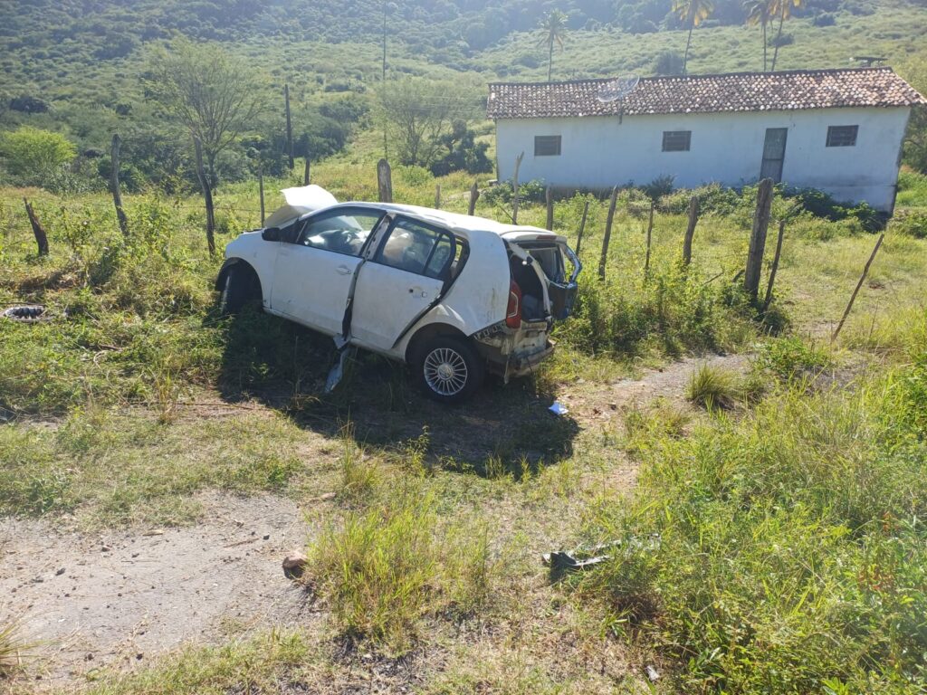Capotar veículo em Arcoverde e Pedra