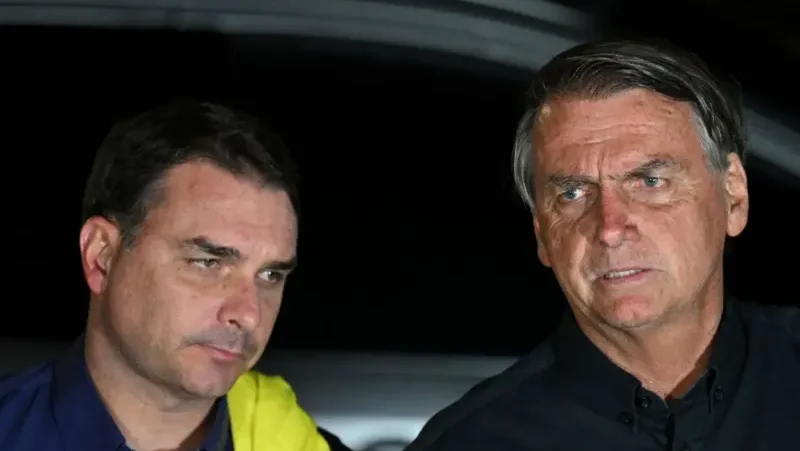 Moraes suspende visitas de Flávio Bolsonaro a Jair Bolsonaro por 90 dias após divulgação de carta