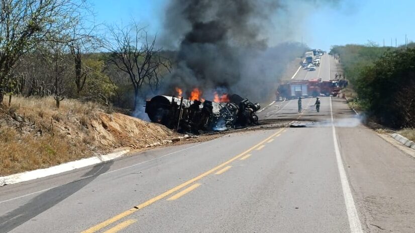 VÍDEO: Colisão entre carro e caminhão-tanque deixa cinco feridos e interdita BR-232 em Serra Talhada