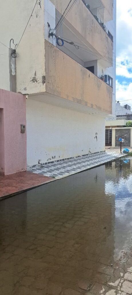 Esgoto estourado no Sucupira em Arcoverde
